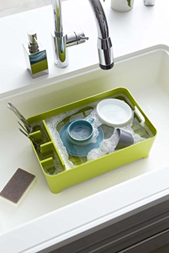 Egouttoir à vaisselle compact, design simple et épuré, signé Yamazaki, en plastique vert anis, avec percolateur pour les eaux de rinçage, poignées sur les côtés et compartiment pour couverts