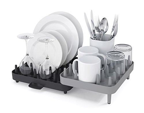 Égouttoir à vaisselle en plastique Connect signé Joseph Joseph avec système de picots pour maintenir votre vaisselle en toute sécurité.